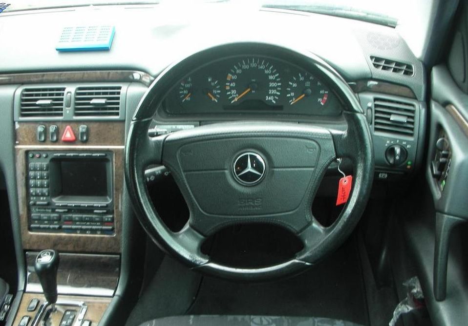 Mercedes Benz E-class (1996-2001) :  1